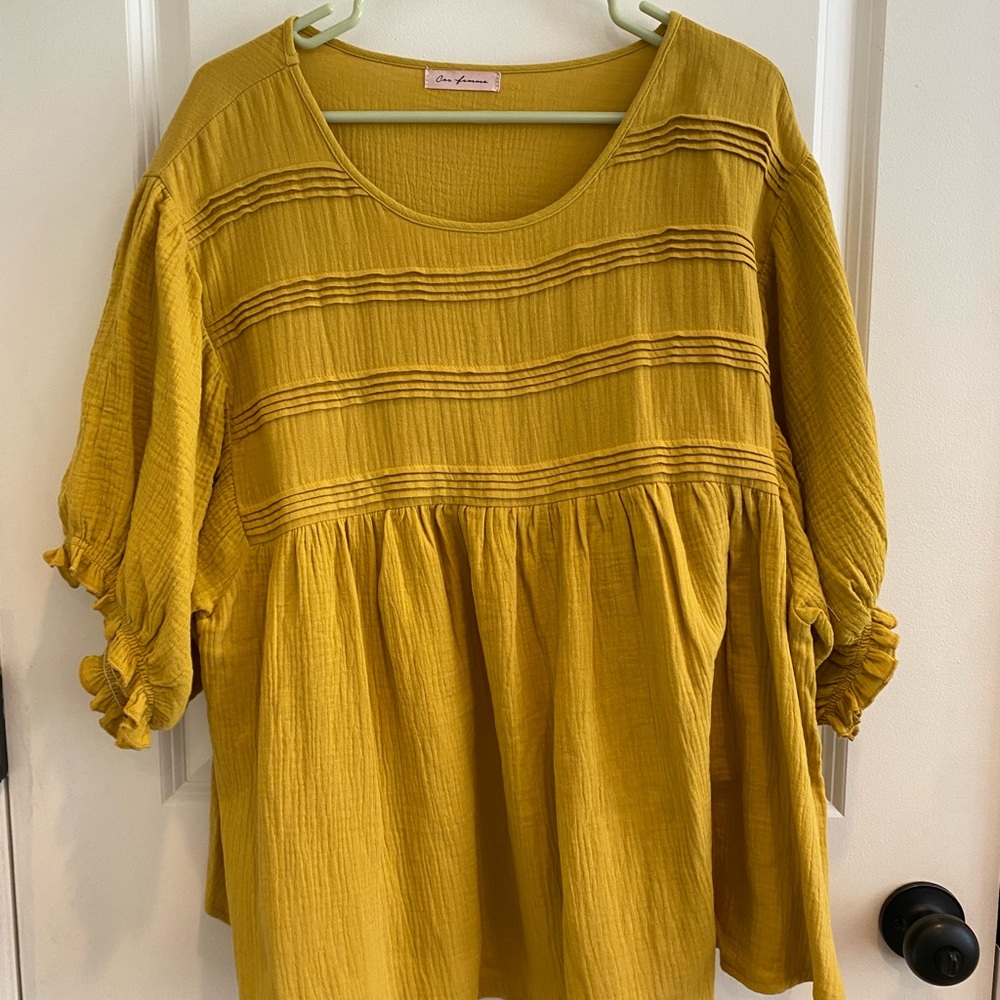 *NWOT* RUFFLE BLOUSE - Picture 2 of 4